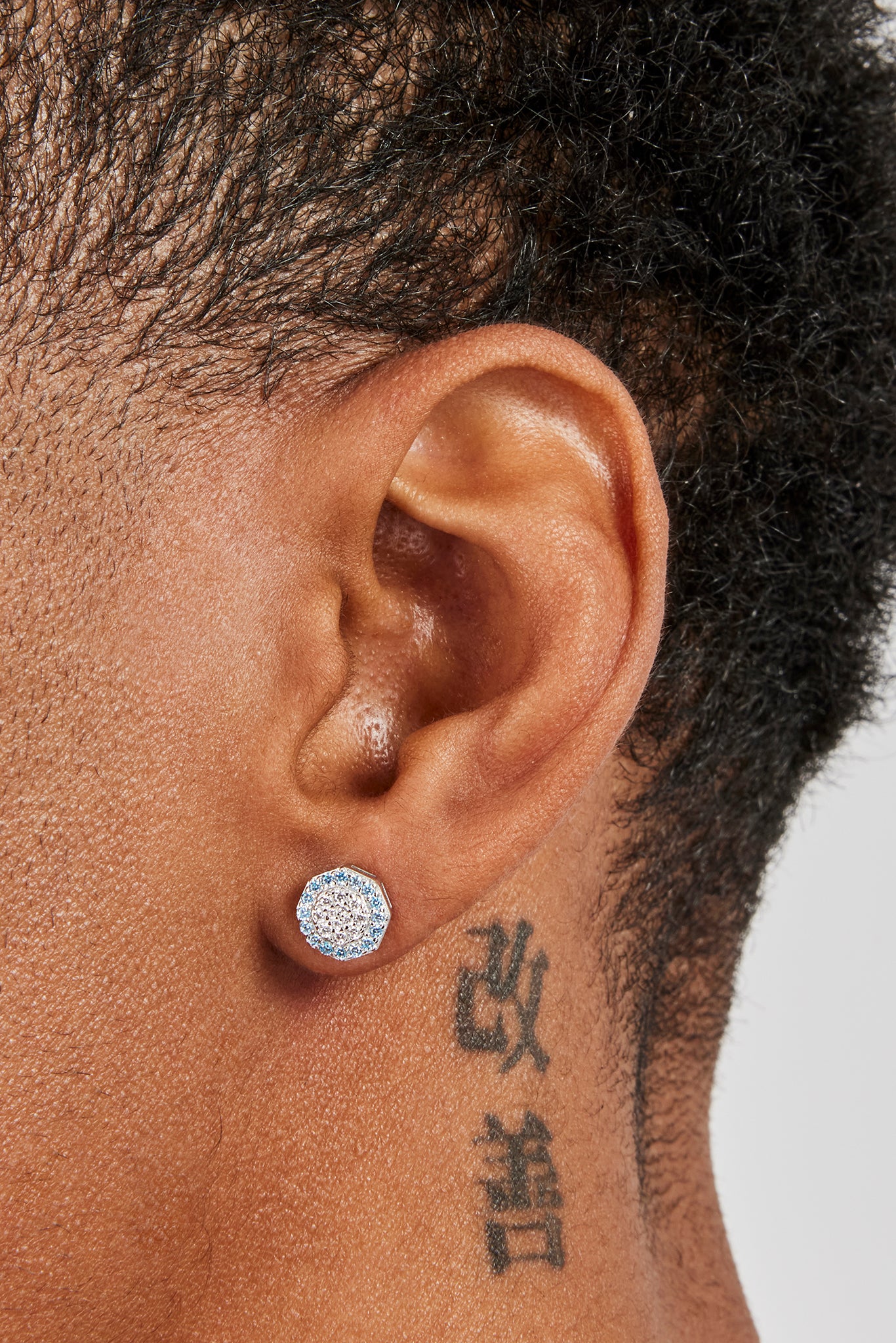 Ohrstecker in Form von Zirkonia mit blauem Rand – 8 mm